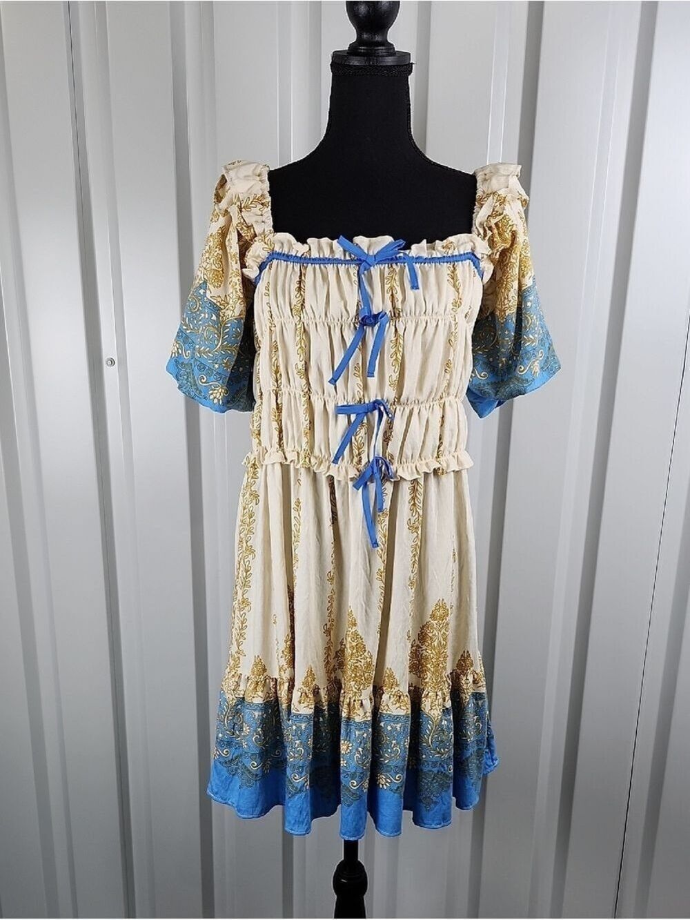 Umgee Womens Guinevere Cream Blue Mini Dress Size Medium NWT Smocked Gathered